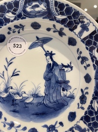 Een Japans blauw-wit bord met 'Parasoldames' naar Cornelis Pronk, Edo, 18e eeuw