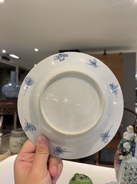Een Japans blauw-wit bord met 'Parasoldames' naar Cornelis Pronk, Edo, 18e eeuw