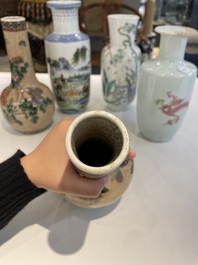 Cinq vases en porcelaine de Chine famille rose et verte, 19/20&egrave;me