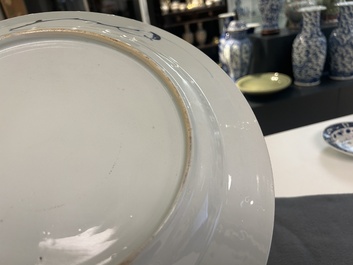 Plat en porcelaine de Chine en bleu et blanc &agrave; d&eacute;cor d'une punition, Yongzheng/Qianlong