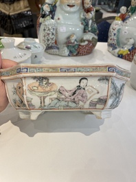 Vier Chinese famille rose en qianjiang cai kommen en een paar appels, 19/20e eeuw