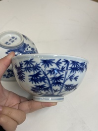 Een paar Chinese blauw-witte 'Drie vrienden van de winter' kommen, Guangxu merk en periode