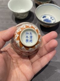 Een collectie Chinese famille rose, grisaille en ijzerrode koppen en kommen, 19/20e eeuw