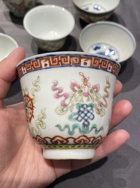 Een collectie Chinese famille rose, grisaille en ijzerrode koppen en kommen, 19/20e eeuw