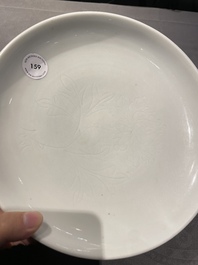 Plat en porcelaine blanc de Chine de Dehua &agrave; d&eacute;cor incis&eacute; d'une fleur de lotus, Ming