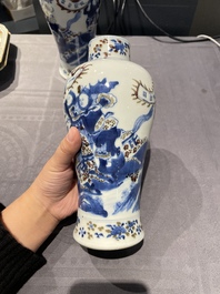 Paire de vases en porcelaine de Chine en bleu, blanc et rouge de cuivre, marque de Kangxi, 19&egrave;me