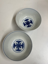 Een paar Chinese blauw-witte 'Drie vrienden van de winter' kommen, Guangxu merk en periode