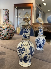 Paire de vases en porcelaine de Chine en bleu et blanc aux montures en argent hollandais, Kangxi
