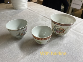 Een collectie Chinese famille rose, grisaille en ijzerrode koppen en kommen, 19/20e eeuw