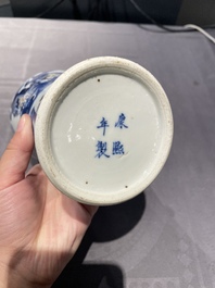 Paire de vases en porcelaine de Chine en bleu, blanc et rouge de cuivre, marque de Kangxi, 19&egrave;me