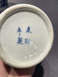 Paire de vases en porcelaine de Chine en bleu, blanc et rouge de cuivre, marque de Kangxi, 19&egrave;me