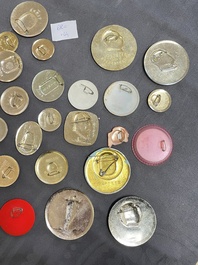 44 badges de portrait de Mao, dont un en porcelaine, R&eacute;volution Culturelle