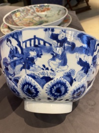 Bol en porcelaine de Chine en bleu et blanc &agrave; d&eacute;cor de lettr&eacute;es et de gar&ccedil;ons jouant, marque 'Qi Yu Bao Ding Zhi Zhen', Kangxi
