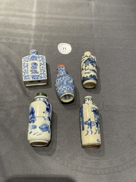 Cinq tabati&egrave;res en porcelaine de Chine en bleu et blanc, 19/20&egrave;me