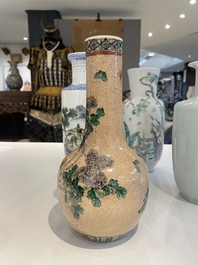 Cinq vases en porcelaine de Chine famille rose et verte, 19/20&egrave;me