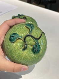 Vier Chinese famille rose en qianjiang cai kommen en een paar appels, 19/20e eeuw