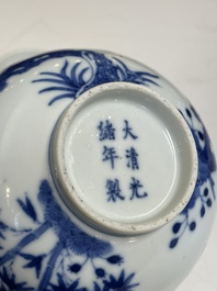 Een paar Chinese blauw-witte 'Drie vrienden van de winter' kommen, Guangxu merk en periode
