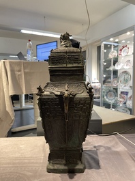Grand vase couvert archa&iuml;que en bronze, 'fanglei', Chine, Ming