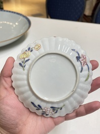 Een paar Chinese famille rose chrysantvormige koppen en schotels, Yongzheng