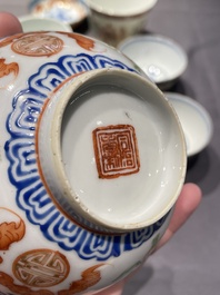 Een collectie Chinese famille rose, grisaille en ijzerrode koppen en kommen, 19/20e eeuw