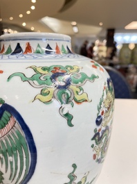 Een Chinese wucai 'draken' vaas, Transitie periode/Kangxi