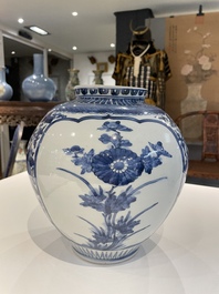 Een paar Japanse blauw-witte Arita potten met floraal decor, Edo, eind 17e eeuw