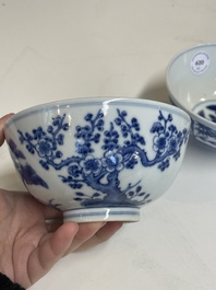 Een paar Chinese blauw-witte 'Drie vrienden van de winter' kommen, Guangxu merk en periode