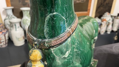 Grande tuile faiti&egrave;re en forme de chien en gr&egrave;s &eacute;maill&eacute; sancai, Chine, Ming