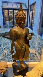 Een grote Thaise deels vergulde bronzen Boeddha, wellicht Sukhotai periode, 15e eeuw