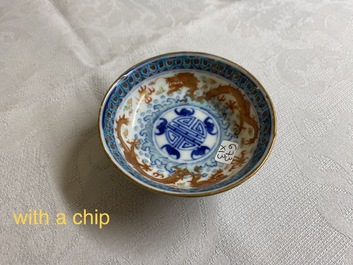 Een collectie Chinese famille rose, grisaille en ijzerrode koppen en kommen, 19/20e eeuw