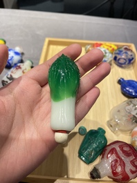 Une collection vari&eacute;e de tabati&egrave;res en jade, pierres dures et verre, Chine, 19/20&egrave;me