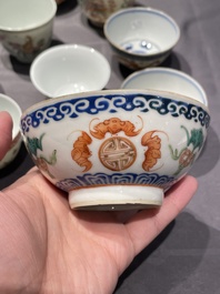 Een collectie Chinese famille rose, grisaille en ijzerrode koppen en kommen, 19/20e eeuw