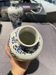 Paire de vases en porcelaine de Chine en bleu, blanc et rouge de cuivre, marque de Kangxi, 19&egrave;me
