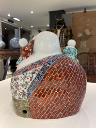 Bouddha en porcelaine de Chine famille rose, marque de Zhu Mao Ji Zao 朱茂記造, R&eacute;publique