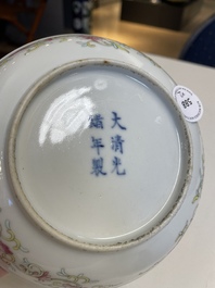 Een paar Chinese famille rose 'draak en feniks' borden, Guangxu merk en periode