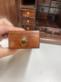 Cabinet en bois dur et huanghuali aux montures en bronze pour le march&eacute; europ&eacute;en, Chine, 19&egrave;me