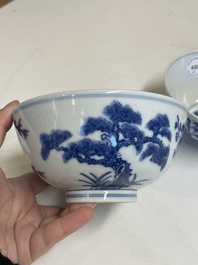 Een paar Chinese blauw-witte 'Drie vrienden van de winter' kommen, Guangxu merk en periode