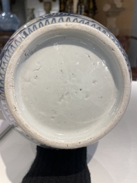 Een paar Japanse blauw-witte Arita potten met floraal decor, Edo, eind 17e eeuw