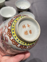 Een collectie Chinese famille rose, grisaille en ijzerrode koppen en kommen, 19/20e eeuw