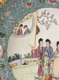 Paire de plats en porcelaine de Chine famille rose &agrave; d&eacute;cor de dames dans un jardin, marque de Qianlong, 20&egrave;me