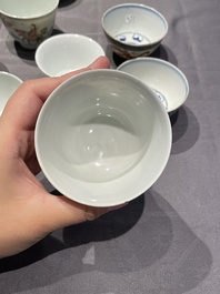 Een collectie Chinese famille rose, grisaille en ijzerrode koppen en kommen, 19/20e eeuw