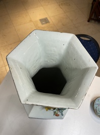 Vase de forme hexagonale en porcelaine de Chine qianjiang cai, sign&eacute; Hui Ru Shi 慧如氏, dat&eacute; 1910