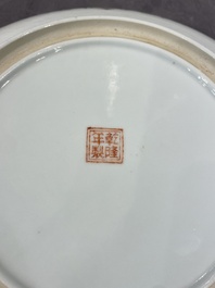 Paire de plats en porcelaine de Chine famille rose &agrave; d&eacute;cor de dames dans un jardin, marque de Qianlong, 20&egrave;me