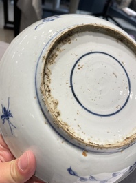 Een Chinees blauw-wit ko-sometsuke bord voor de Japanse markt, Transitie periode