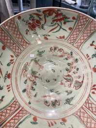 Drie Chinese blauw-witte en wucai Swatow schotels, Ming