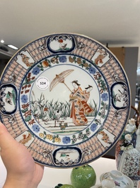 Assiette en porcelaine Imari de Japon &agrave; d&eacute;cor des 'Dames au parasol' d'apr&egrave;s Cornelis Pronk, Edo, 18&egrave;me