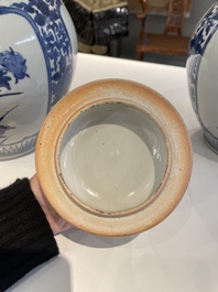 Een paar Japanse blauw-witte Arita potten met floraal decor, Edo, eind 17e eeuw
