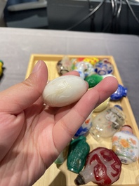 Une collection vari&eacute;e de tabati&egrave;res en jade, pierres dures et verre, Chine, 19/20&egrave;me