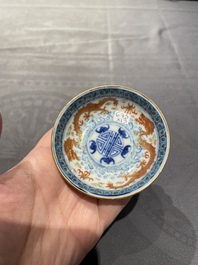 Een collectie Chinese famille rose, grisaille en ijzerrode koppen en kommen, 19/20e eeuw