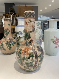 Cinq vases en porcelaine de Chine famille rose et verte, 19/20&egrave;me